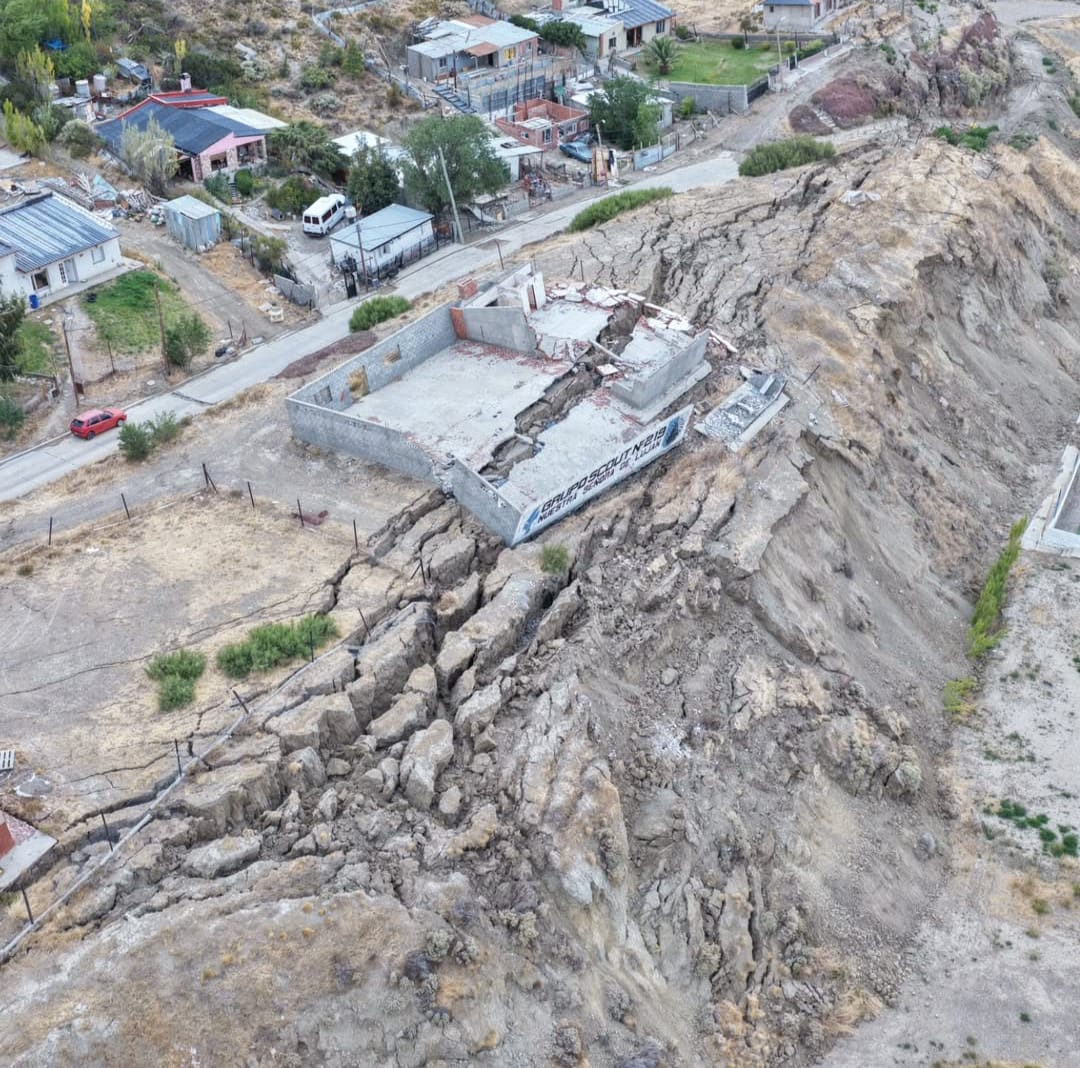 Comunicado oficial sobre movimiento en el cerro Hermitte: recomiendan evacuar por al menos 48 horas