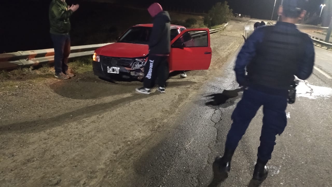 Despiste en Ruta Nacional 3: conductor alcoholizado terminó fuera de la calzada