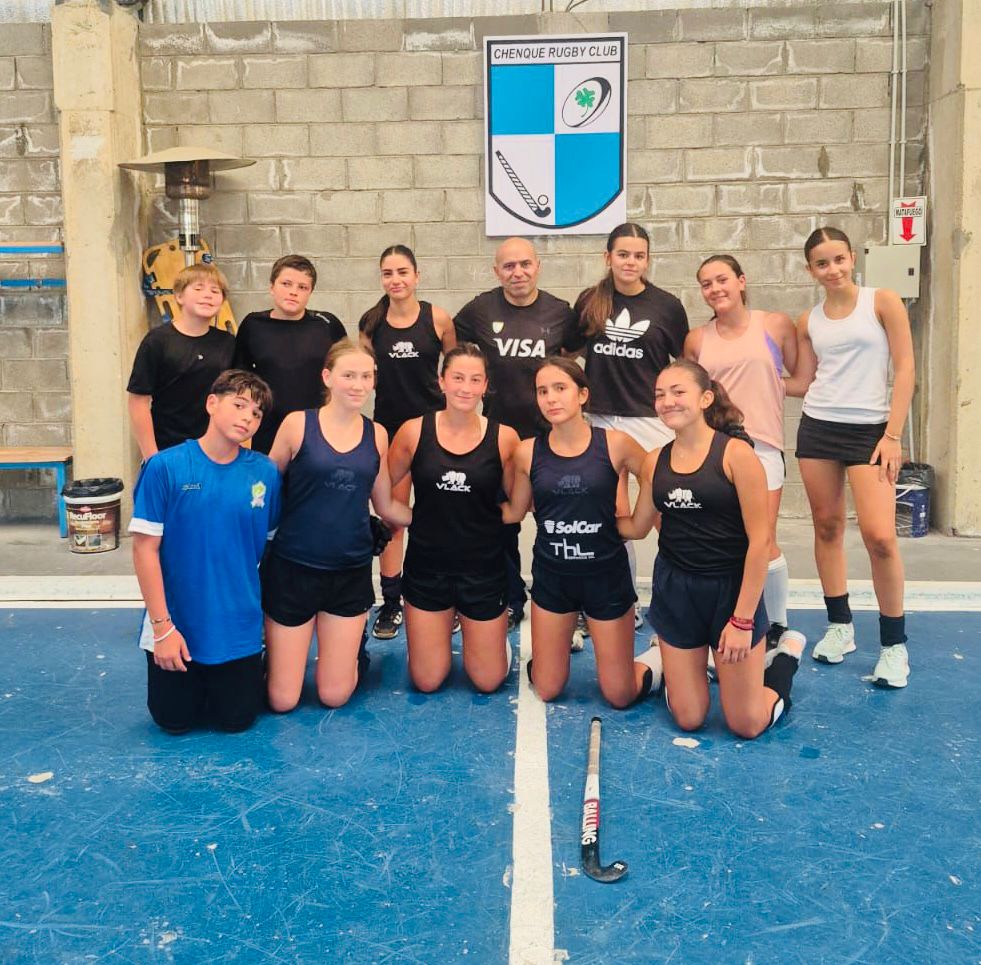 Comodoro recibe a Sergio Saade con una clínica de hockey pista en Chenque RC