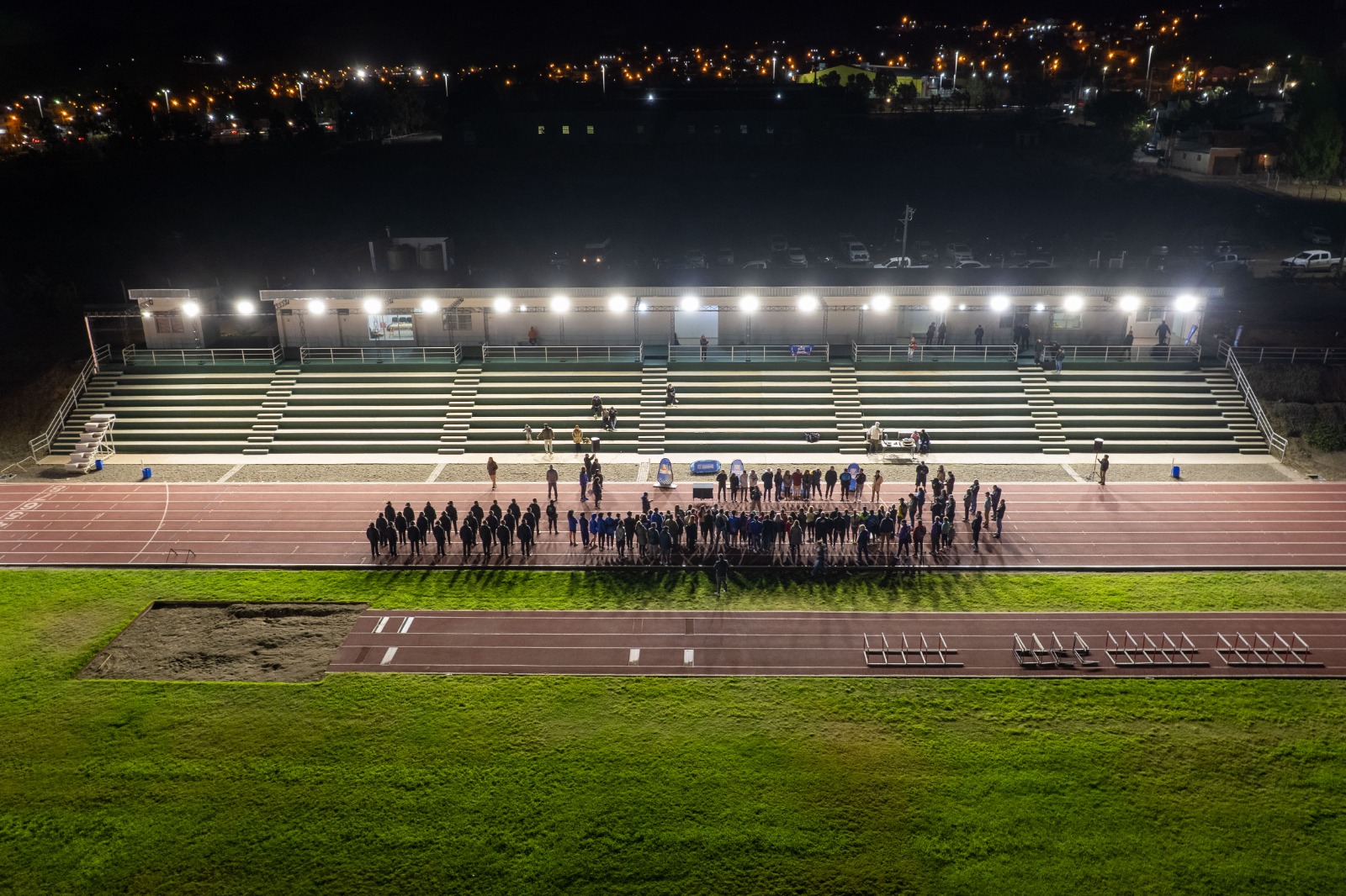 Othar inauguró la iluminación de la pista de atletismo