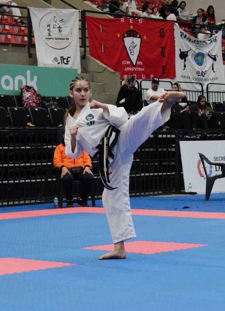 Taekwondo ITF: Brianna Barrera se trajo dos medallas de plata de Paraguay