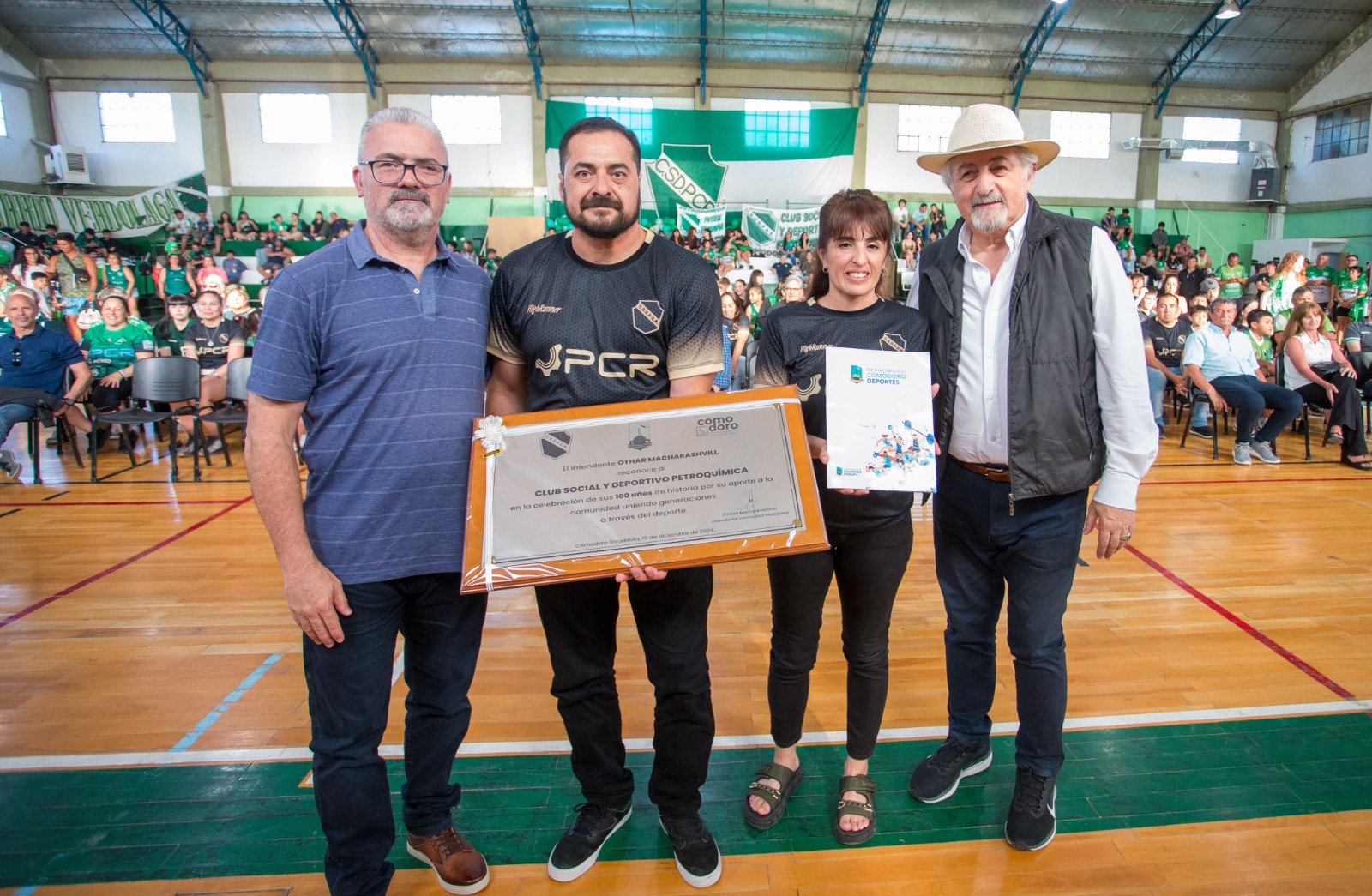 A cien años de su existencia el Club Petroquímica recibió aporte para la Obra: Gimnasio Centenario