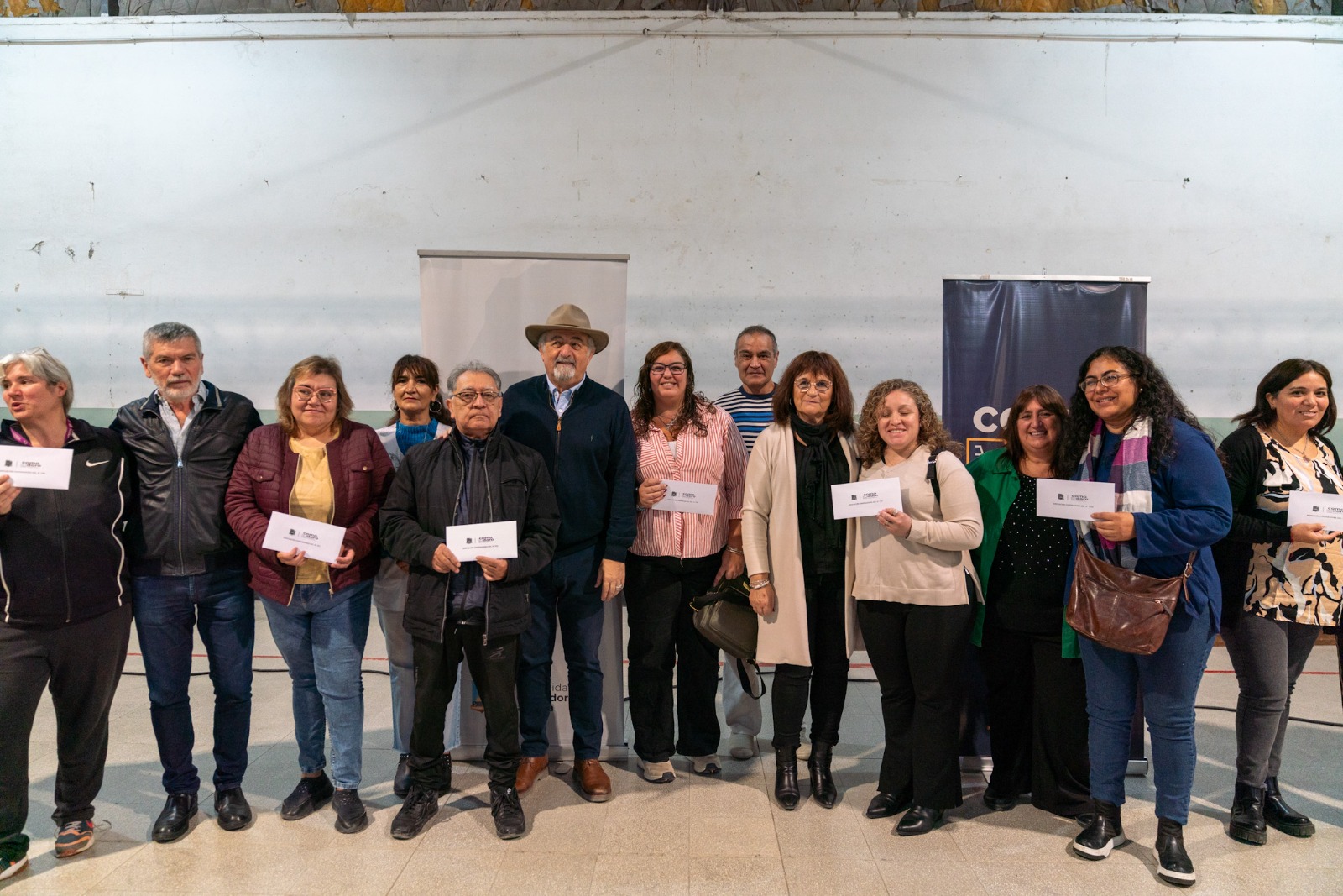 Othar encabezó la entrega de los aportes FAEM para 76 escuelas de Comodoro