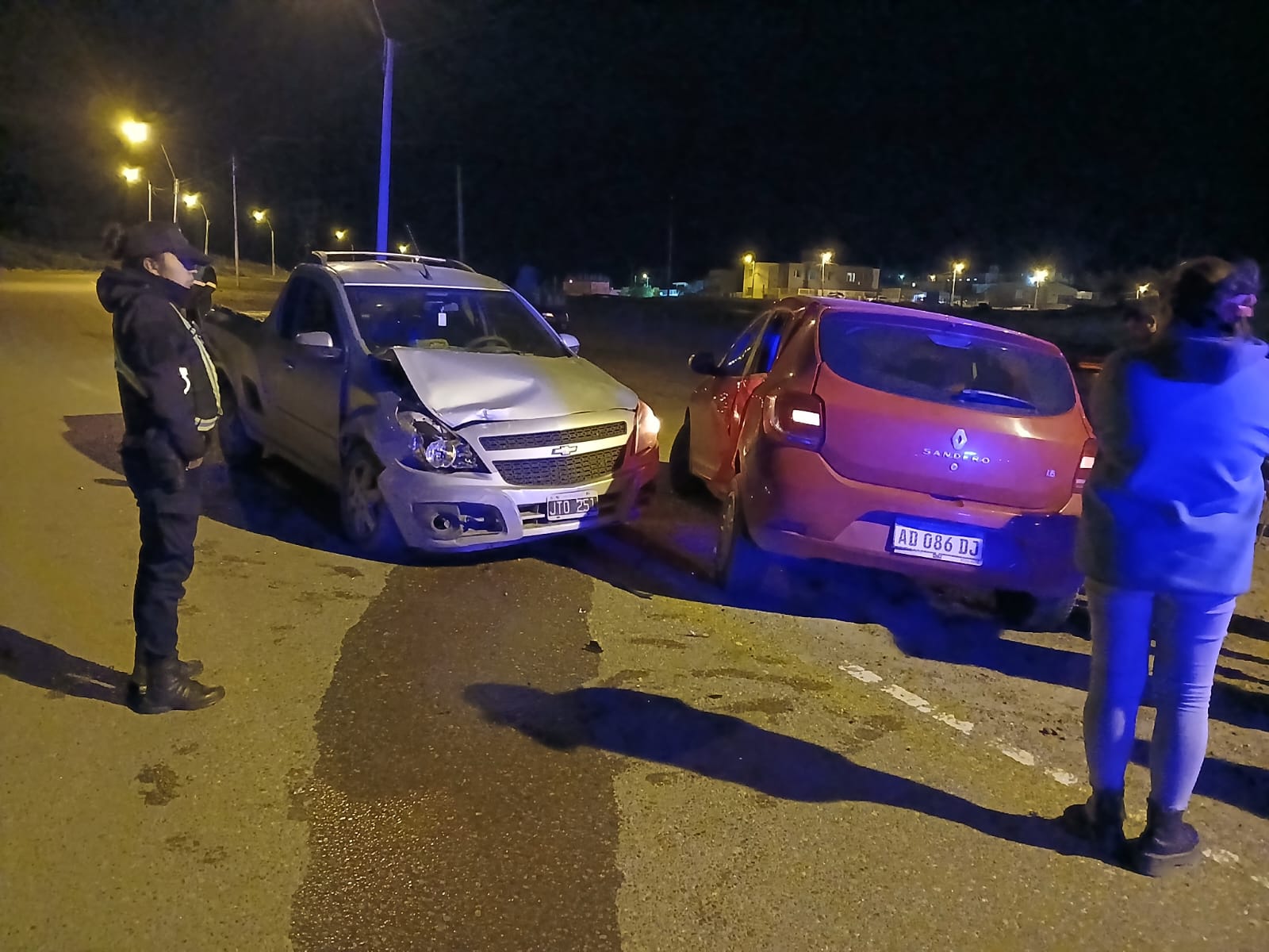 Accidente en la rotonda de La Rueda: una mujer fue trasladada preventivamente al Hospital Alvear
