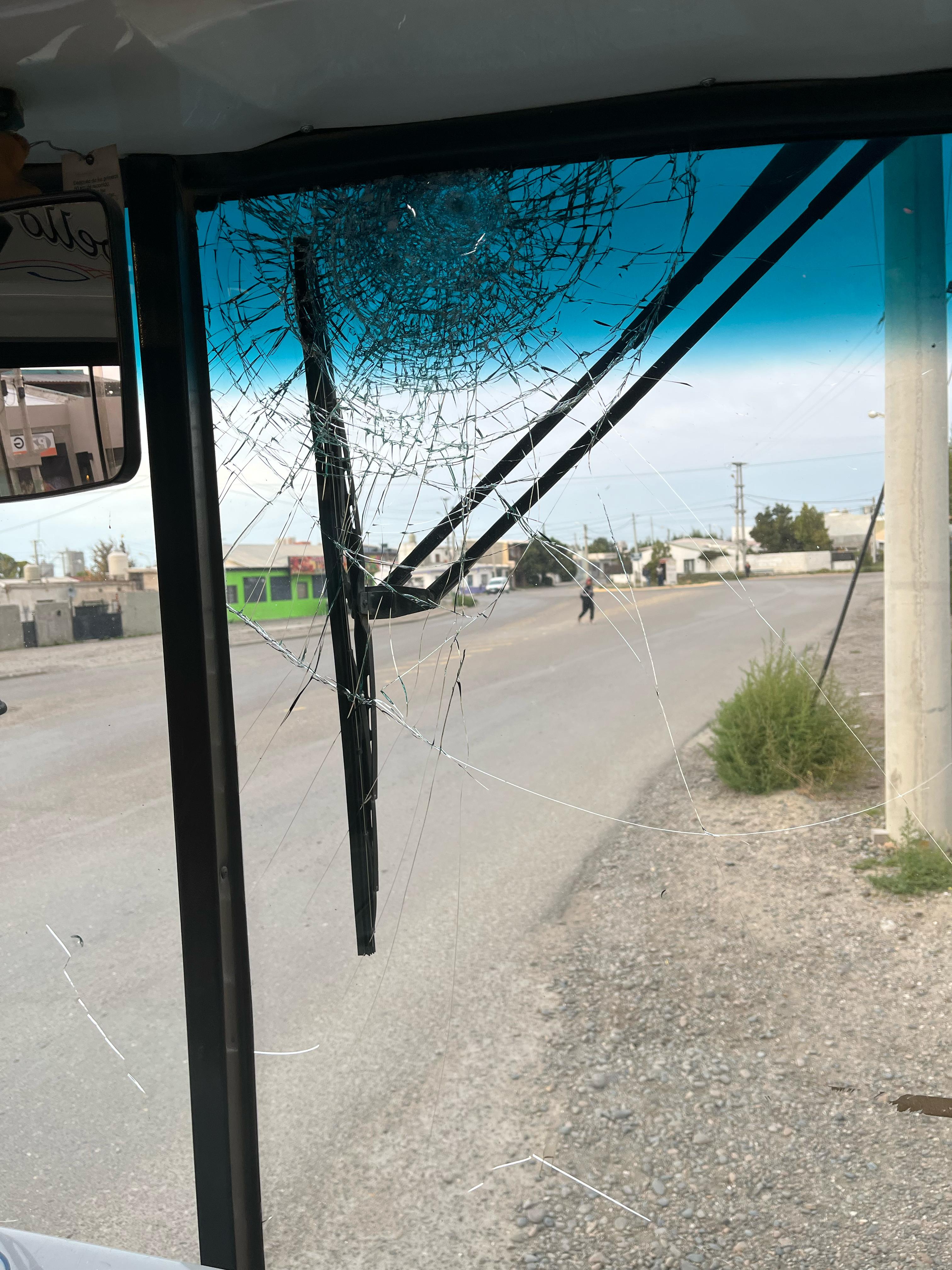 Ataque a colectivo en Restinga Alí: una pasajera resultó herida por una esquirla de vidrio