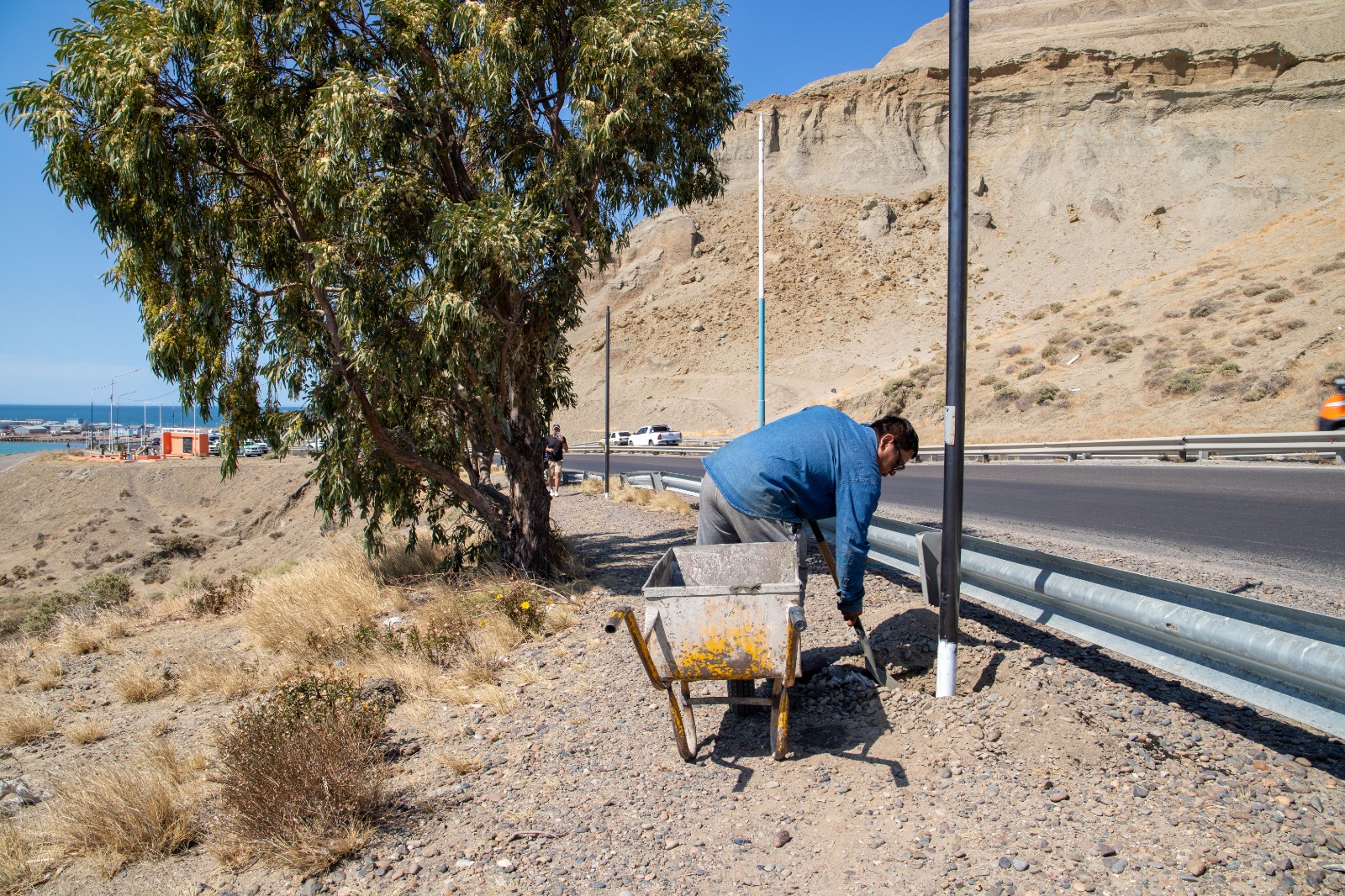 Avanza la instalación de luminarias en la zona peatonal entre el Chalet Huergo y el Centro