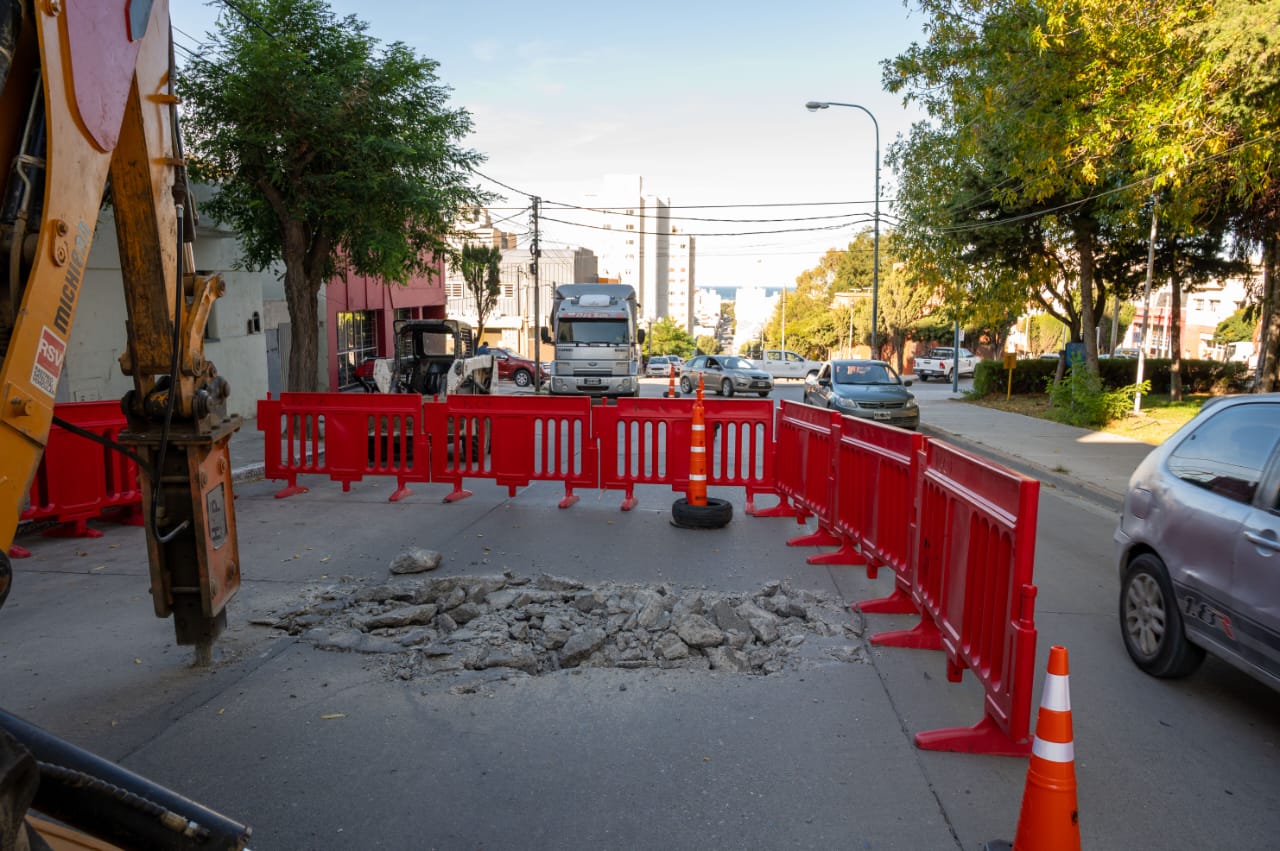 Avanza rápidamente la reparación del sector de Avenida Rivadavia que sufrió importantes roturas