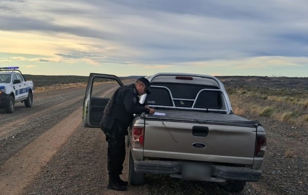 Cazó tres guanacos sin permiso, iba con las manos manchadas de sangre y lo detuvieron en la Ruta 1