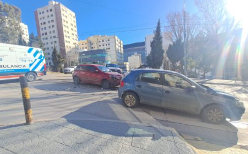 Chocaron en Rivadavia e Italia y una conductora fue llevada al hospital
