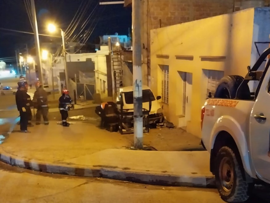 Choque y fuga: auto impactó nicho de gas y provocó evacuación en Las Flores