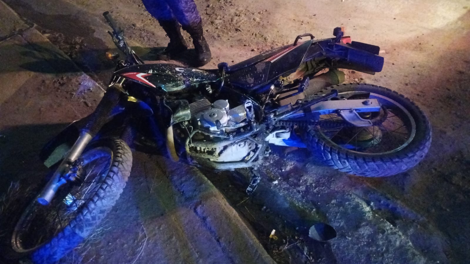 Colisión entre móvil policial y camioneta dejó a un efectivo lesionado en el barrio Las Américas