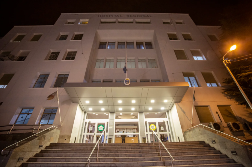 Comodoro: un hombre llegó herido al hospital y acusó a su esposa de haberlo apuñalado