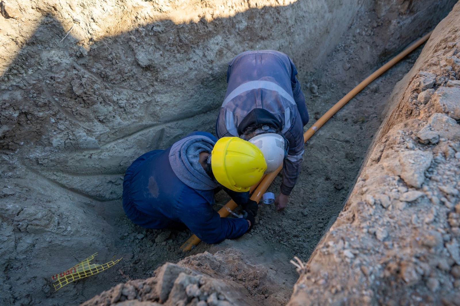Con el tendido de cañerías avanza la obra de gas para el barrio Gasoducto