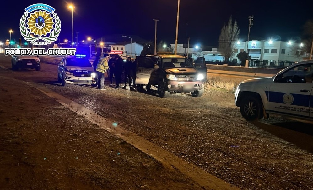 Conductor ebrio fue interceptado con un arma y un acompañante con pedido de captura