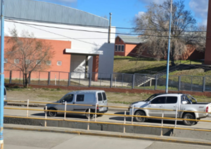 Denuncian un “aguantadero” en el patio de una escuela de Comodoro Rivadavia