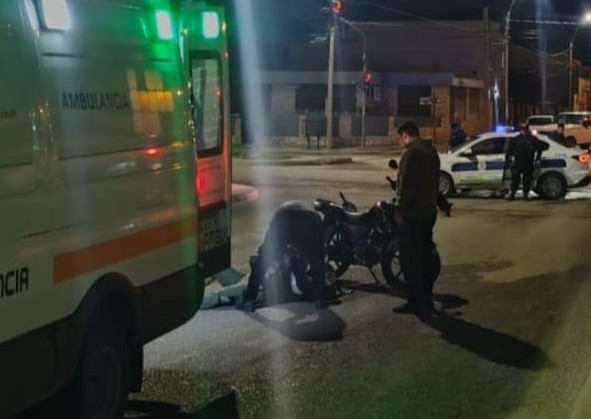 Despiste de motociclista en Av. Lisandro y Patricios: sufrió lesiones leves