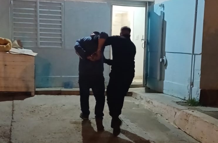 Detuvieron a un hombre por dañar el auto de un policía en el barrio Moure