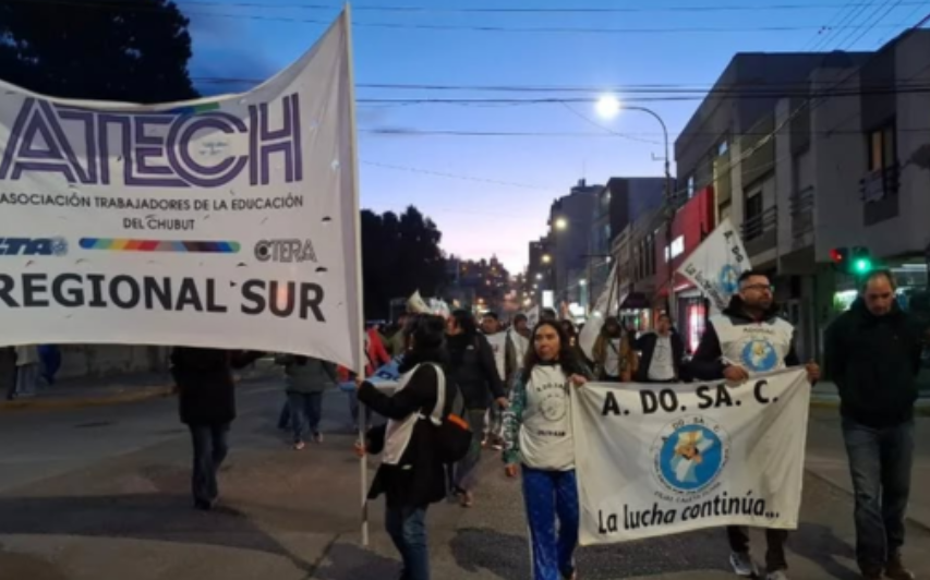 Docentes de Chubut reclaman mejoras salariales en una masiva movilización