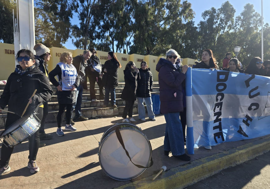 Docentes de Comodoro salen a la calle por salarios insuficientes y exigen apertura de paritarias