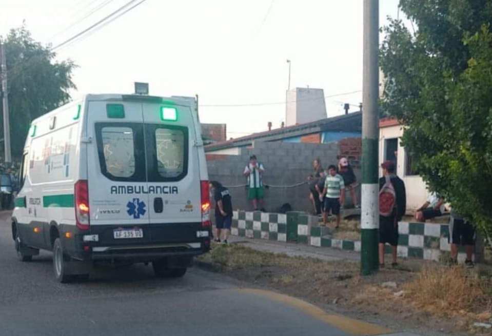 Dos hinchas de Petroquimica fueron baleados