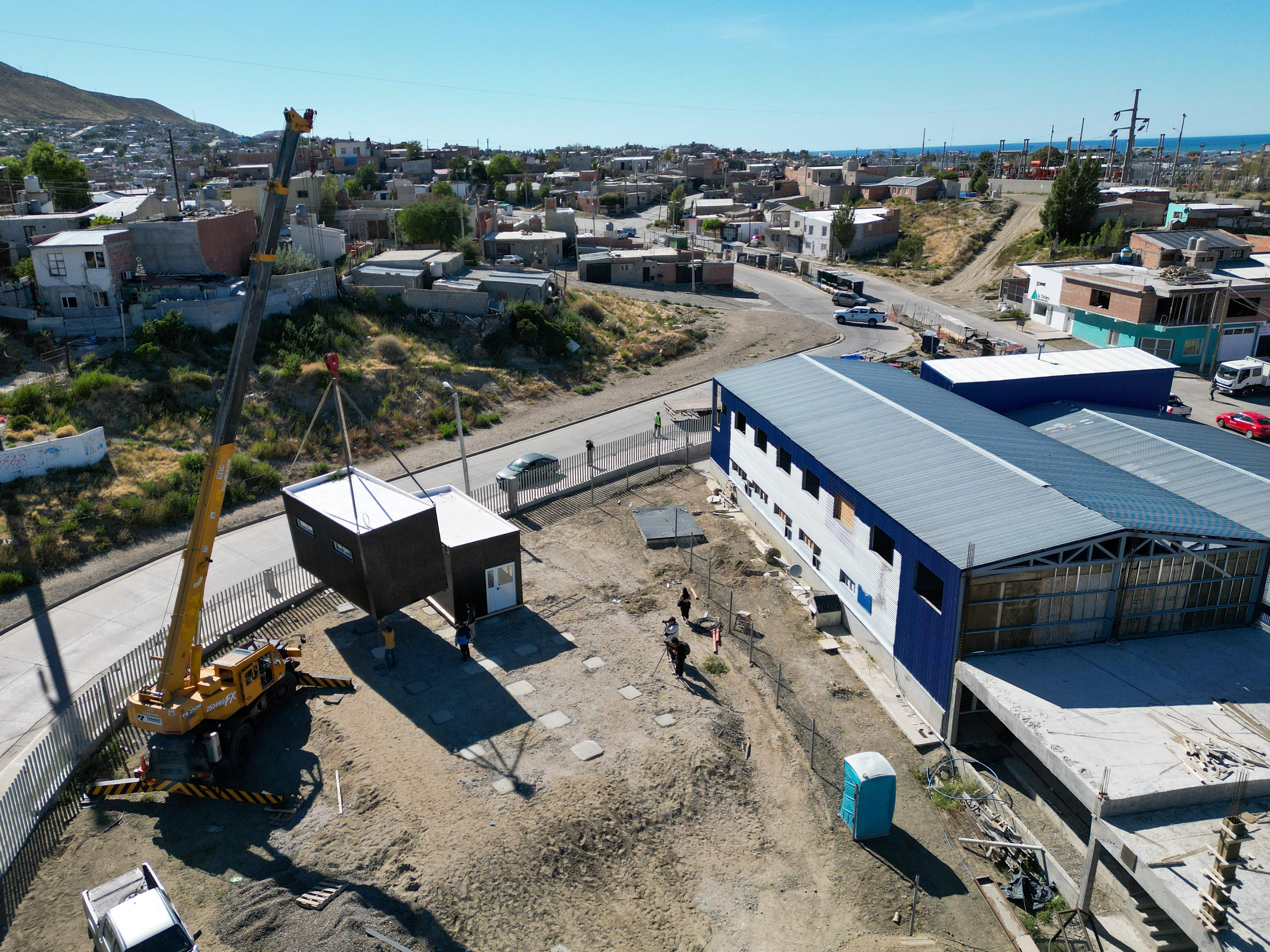 El Municipio comenzó la instalación de nuevas aulas en la Escuela Municipal