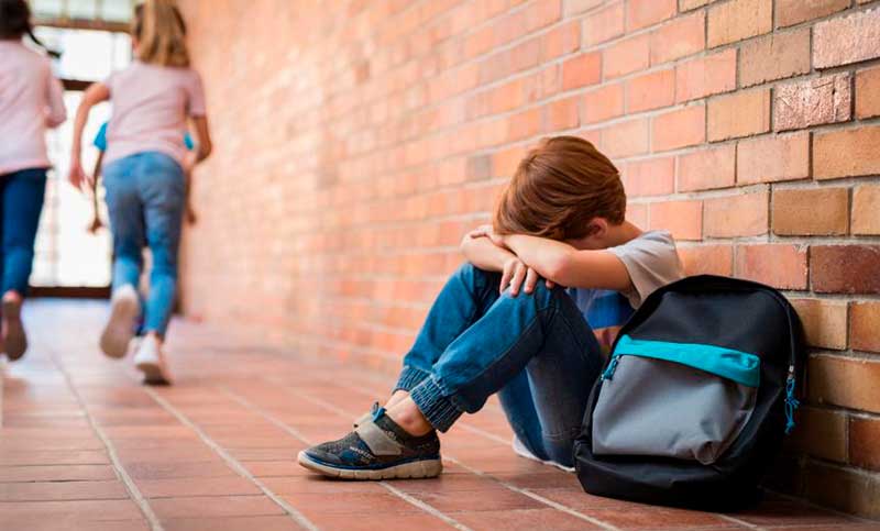 Expulsaron a un niño con autismo de un instituto de inglés: “Lo dejaron esperando bajo la lluvia”