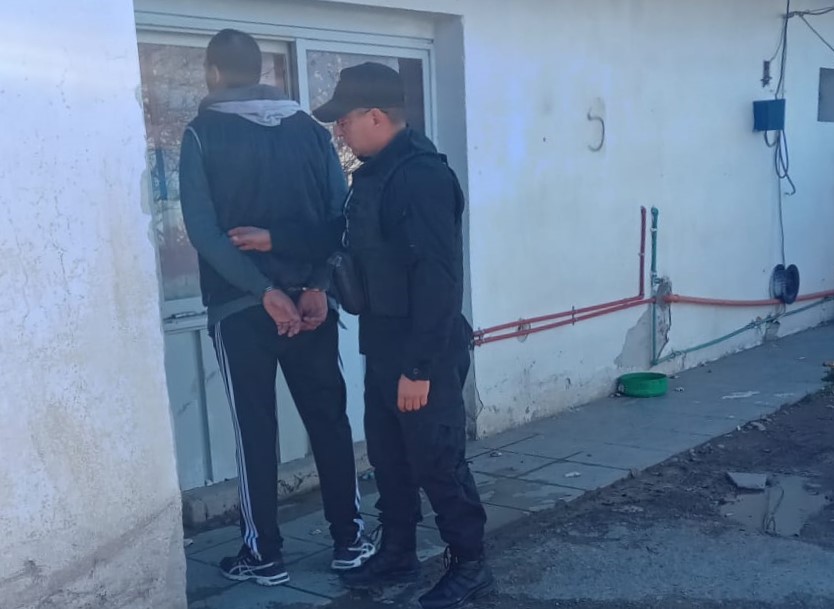 Fue a la comisaría a consultar su situación legal y terminó detenido por un pedido de captura