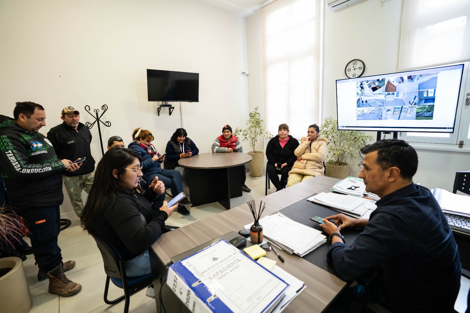 Gómez recorrió un sector de barrio La Floresta para avanzar en arreglos de calles, iluminación y servicios