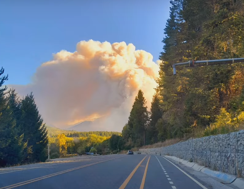 Incendio en El Bolsón: brigadistas trabajan para contener las llamas y reabren la Ruta 40