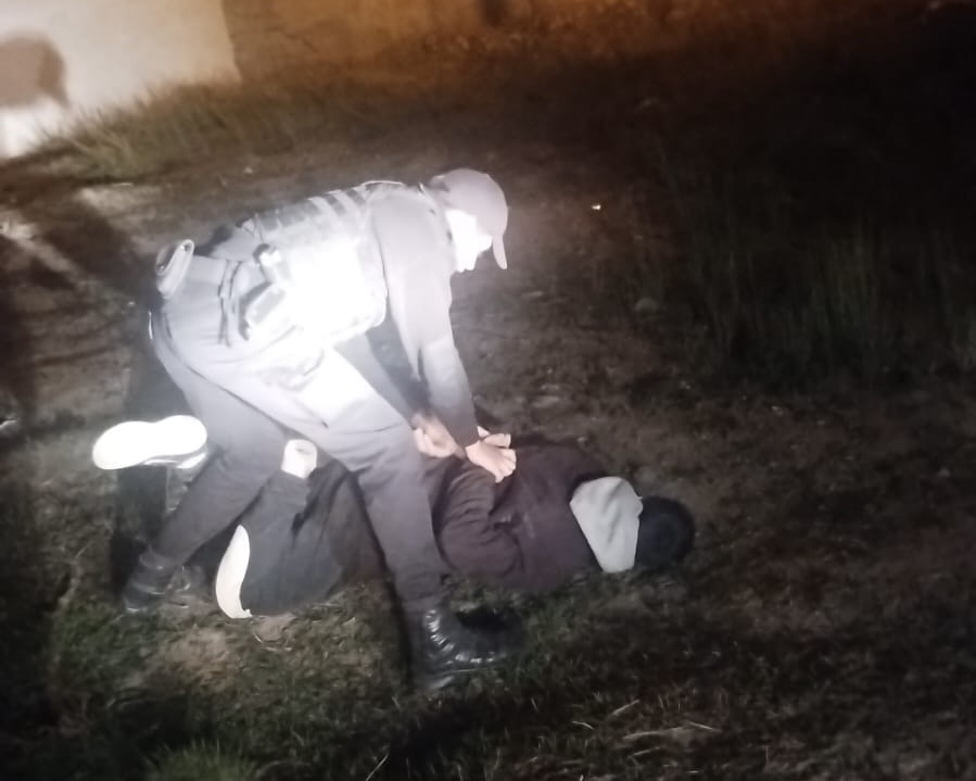 Intentaban robar cables en Mosconi: un detenido y un cómplice prófugo tras persecución policial