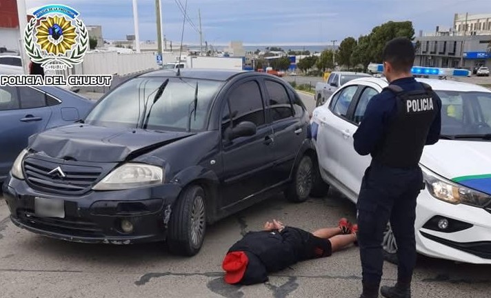 Intentaron robar una rueda frente a un supermercado y terminaron chocando a la Policía en la fuga