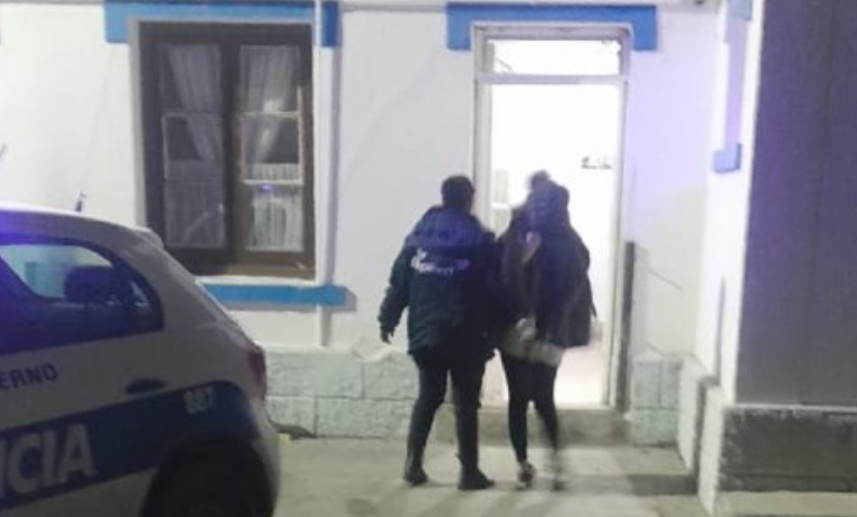 Intento de extorsión y destrozos en el barrio Ameghino: una mujer fue detenida