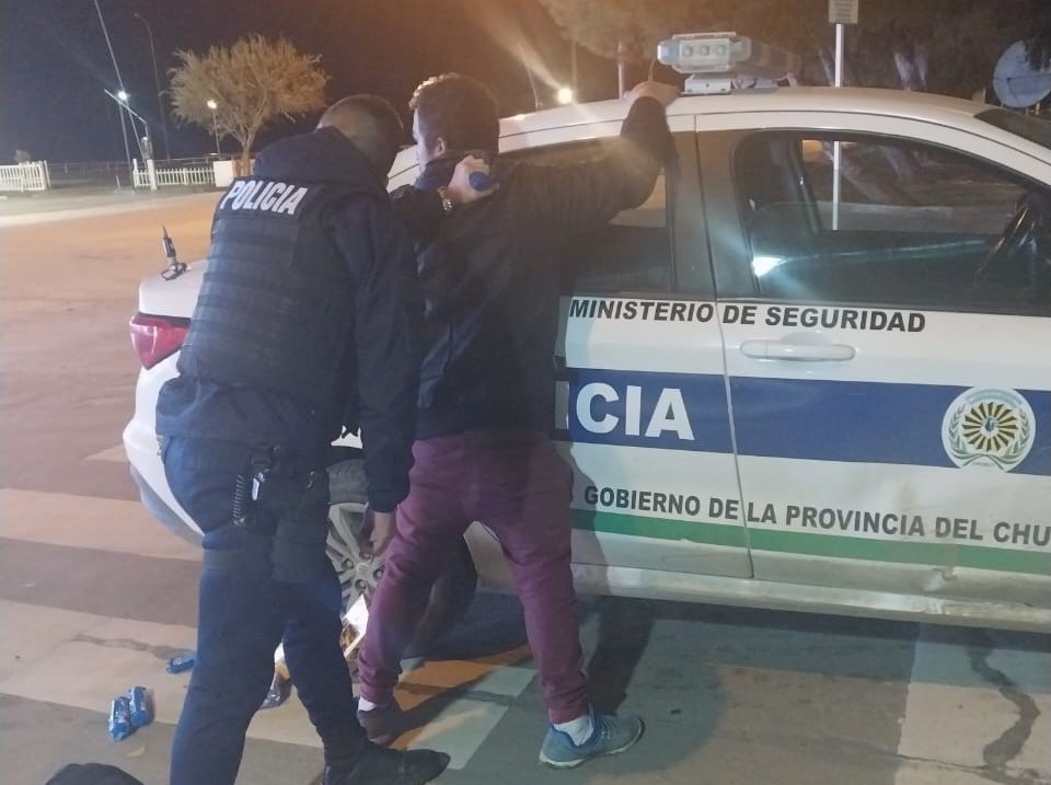 Intento de hurto en estación de servicio: un hombre fue aprehendido con productos escondidos entre sus prendas