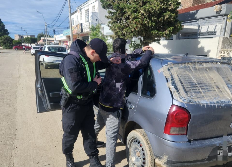 Interceptan a un hombre con un equipo de comunicación que captaba frecuencia policial