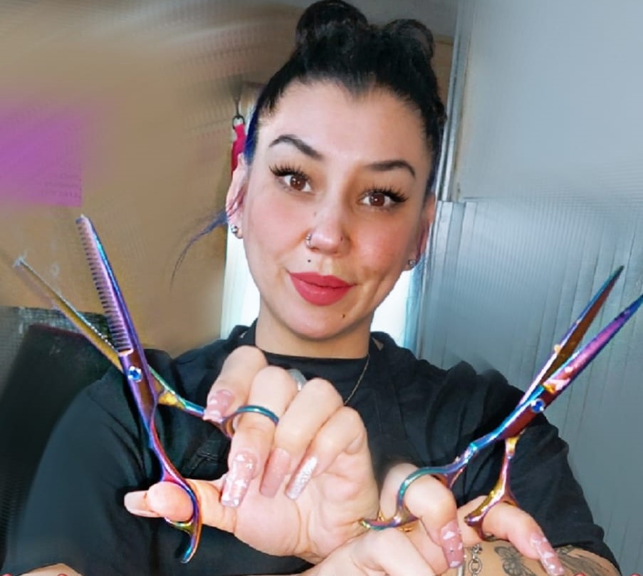 Jennifer Martínez, la peluquera con manos mágicas y corazón solidario