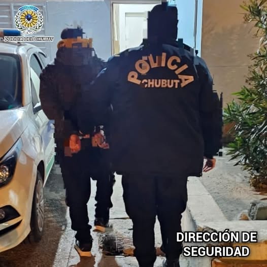 Lo detuvieron mientras caminaba: tenía pedido de captura vigente
