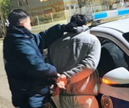 Lo sorprendió robando en la guardia del hospital y lo siguió hasta que llegó la Policía
