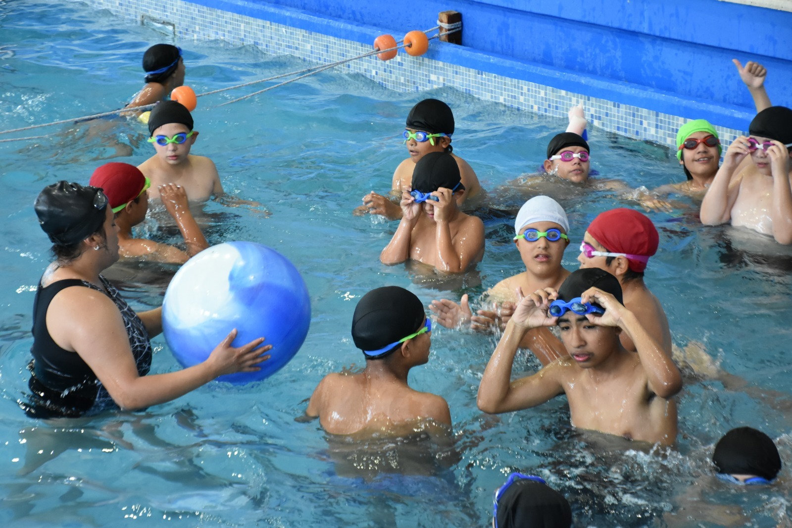 Los chicos de la Colonia Predeportiva disfrutaron de un día de pileta y juegos