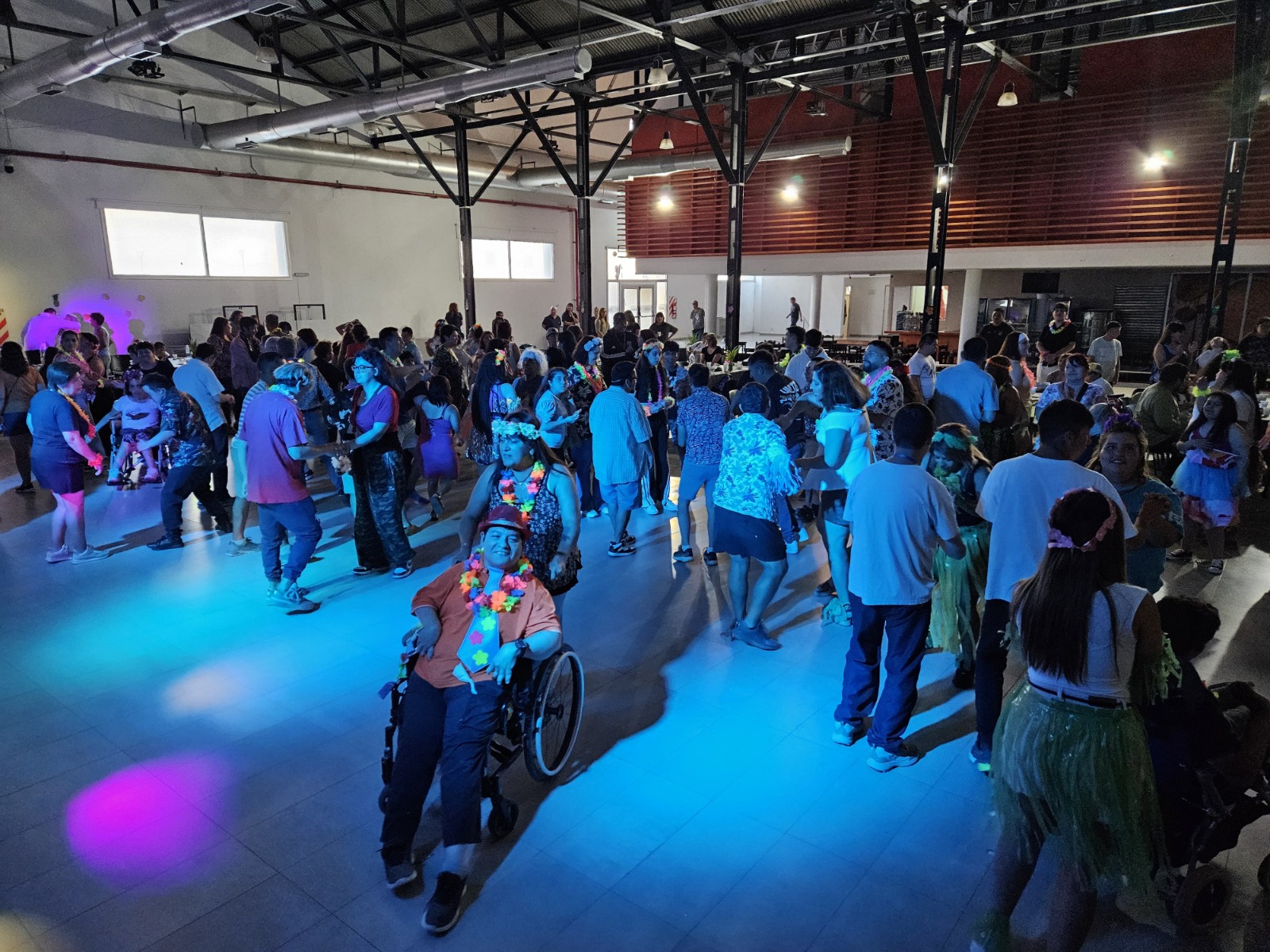 Más de 180 personas participaron en la Fiesta Hawaiana en el Centro Cultural