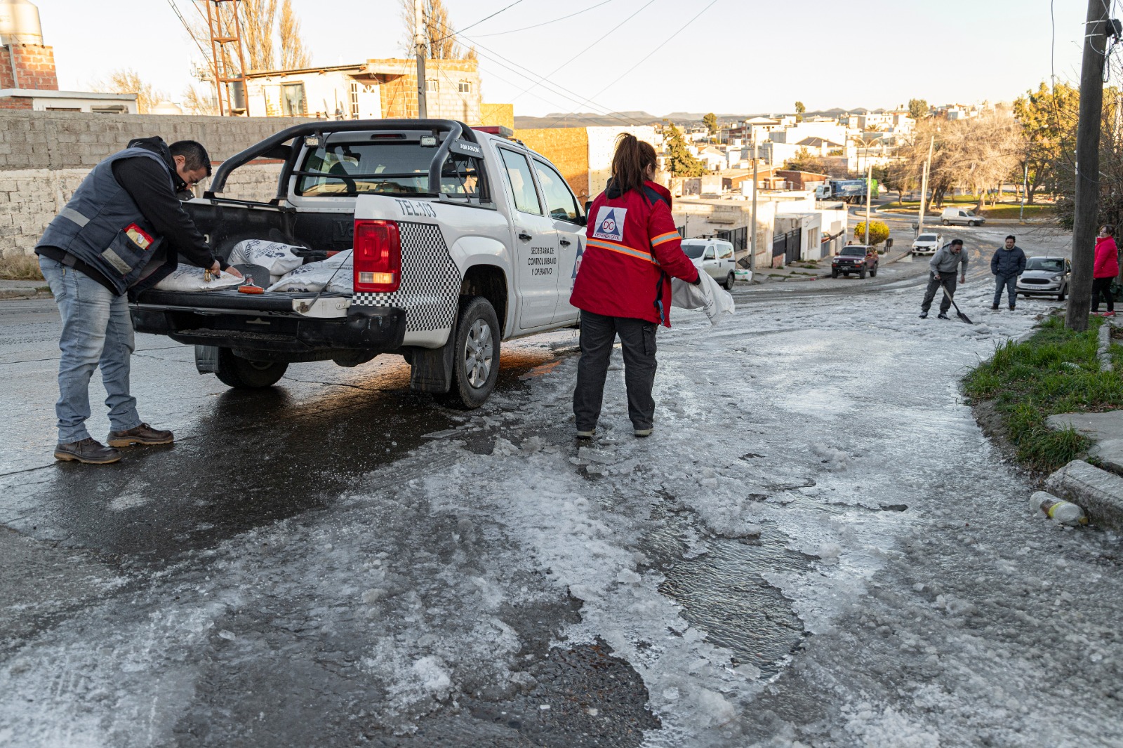Por las fuertes heladas, el Municipio cumple con un intenso trabajo de limpieza de calles y avenidas