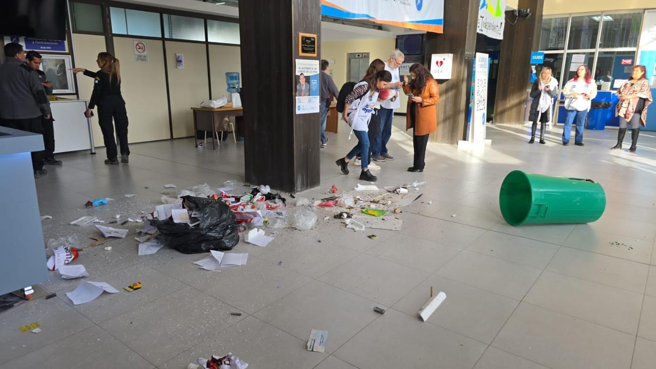 Tensión en la UNPSJB: estudiante arroja contenedor de residuos durante una protesta