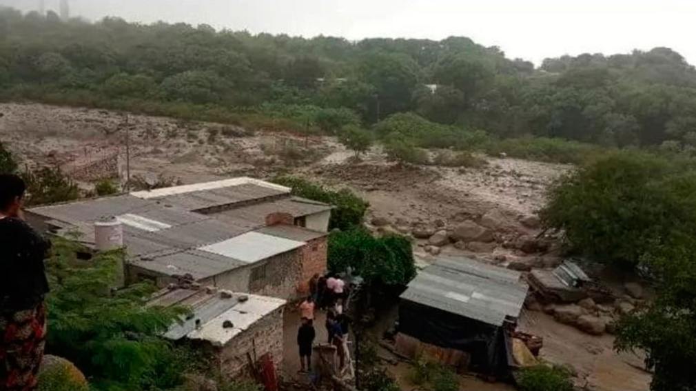 Un alud arrasó con un puente peatonal en Catamarca y dejó aislada a una localidad