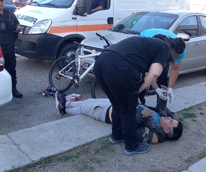 Un ciclista resultó con lesiones leves tras caer por calzada mojada en barrio San Cayetano