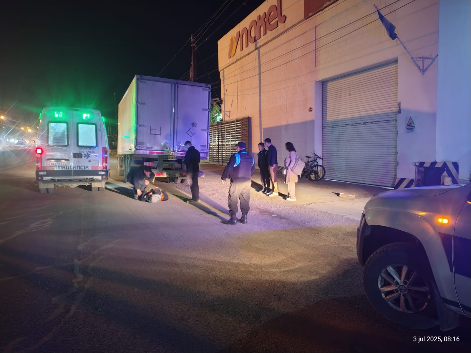 Un ciclista resultó con lesiones leves tras chocar contra un camión estacionado