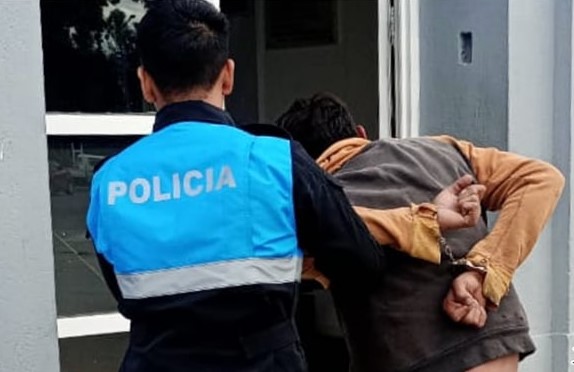 Un conductor es detenido tras agredir un vehículo en intervención por alcoholemia en Comodoro
