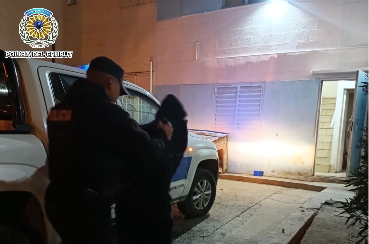 Un hombre fue detenido tras agredir a su anfitrión y provocar destrozos en una vivienda del barrio Juan XXIII