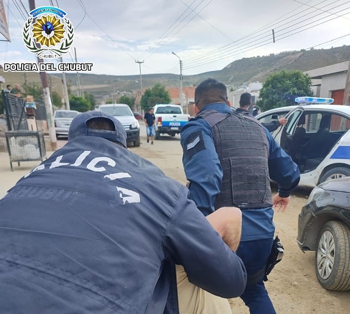 Un hombre fue detenido tras ingresar a una vivienda, amenazar a una mujer y ser seguido por la víctima