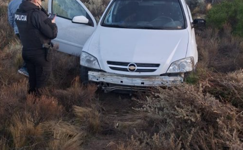 Volcó en Km 8 por el asfalto mojado, pero salió ileso y retiró el auto por su cuenta